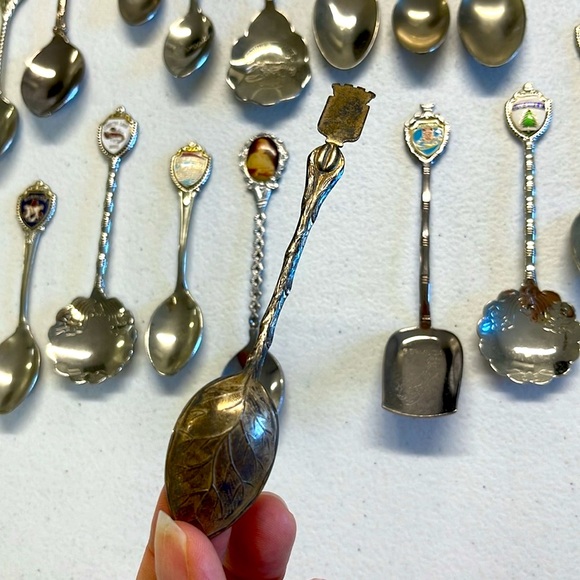 Lot of 17 Souvenir Spoons - Picture 7 of 7